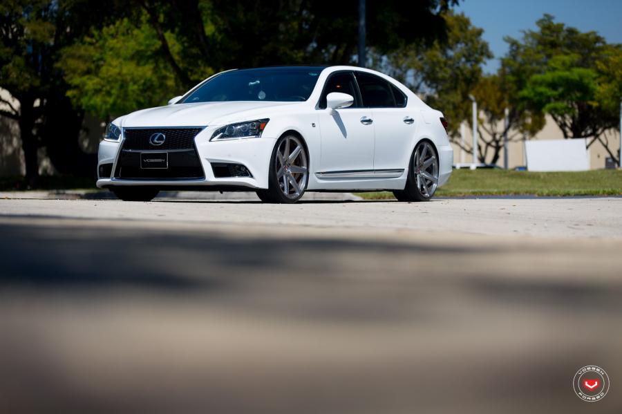  Lexus LS460 on Vossen Wheels (CG-207) 2017 года  (фото 12 из 35)
